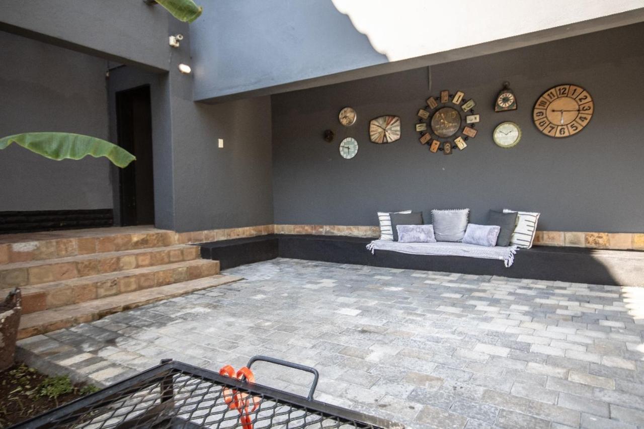 At Magalies Edge Apartment